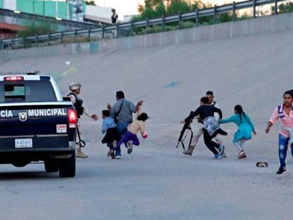 Una decena de inmigrantes que intentaban cruzar hacia El Paso desde Ciudad Juárez huyen de la Policía mexicana. En vídeo: declaraciones de Mike Pompeo, secretario de Estado de EE UU, sobre el acuerdo de México