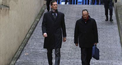 Urdangarin y Mario Pascual Vives, el 23 de febrero, junto a los juzgados de Palma.