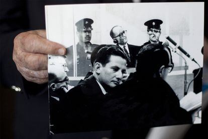 La mano de Gabriel Bach, uno de los fiscales que montó la acusación contra Eichmann en 1961, muestra una foto de aquel juicio.