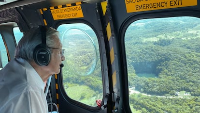 López Obrador observa la zona por la que discurrirá el tren maya, en Campeche.
