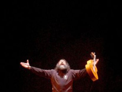 El guitarrista y cantaor Manuel Molina, durante el ensayo general de "Alma vieja" que el bailaor Juan Manuel Fernandez Montoya "Farruquito" llevó Teatro Victoria de Barcelona.