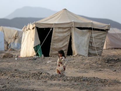 Una niña pasa junto a una tienda en un campamento para desplazados internos en Marib, Yemen, el 5 de abril de 2021.