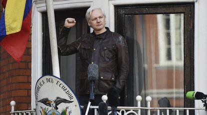 Assange se dirige a los medios en el balcón de la embajada ecuatoriana en Londres, hoy.