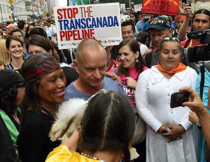 El músico Sting rodeado de activistas en la marcha para salvar la Tierra, en Nueva York.