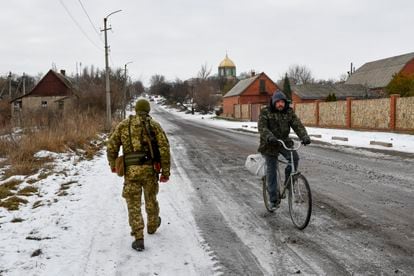 Un militar ucranio patrulla una calle próxima al frente en Verjnotoretske, el sábado.