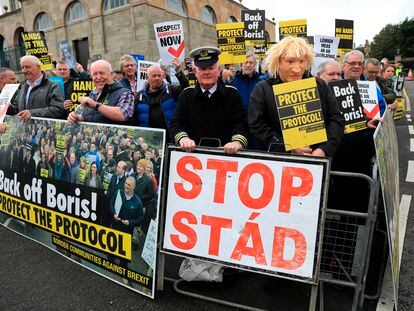 Manifestantes contra la decisión del Gobierno de Boris Johnson de alterar unilateralmente el Protocolo de Irlanda del Norte,  en Hillsborough, el 23 de abril