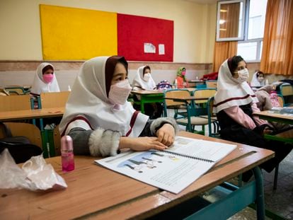 Una niñas iraníes en una escuela en Teherán, en noviembre de 2021.