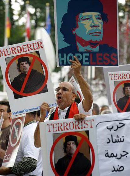 Manifestación de protesta contra el líder libio, Muammar el Gaddafi, ante la sede de la ONU en Nueva York.