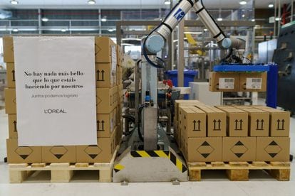 Robot paletizando que coloca las cajas de los geles antes de su distribución.