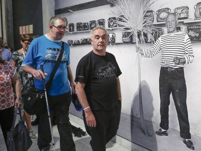 El cocinero Ferran Adrià acompaña a un grupo de discapacitados visuales en la exposición 'La cocina de Picasso'. 