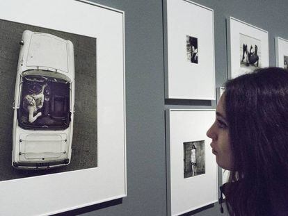 Una joven contempla la foto completa de Oriol Maspons, de la que salió la portada original de 'Últimas tardes con Teresa'.