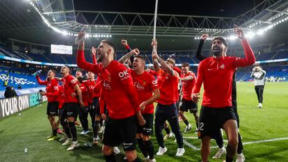 Los jugadores del Mallorca celebran la victoria, tras el partido de vuelta de las semifinales de la Copa del Rey frente a la Real Sociedad.