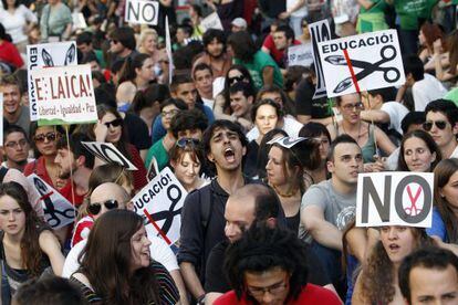 Manifestación de centenares de estudiantes y profesores convocados en contra de los recortes en educación y la subida de las tasas universitarias, en Madrid.