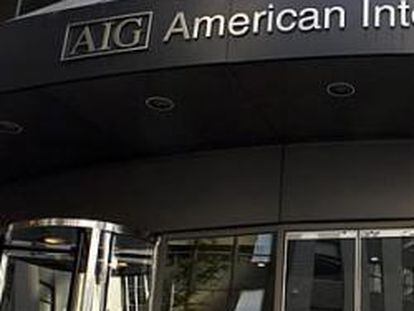 Un peatón pasa por delante de la sede centra de AIG en Nueva York
