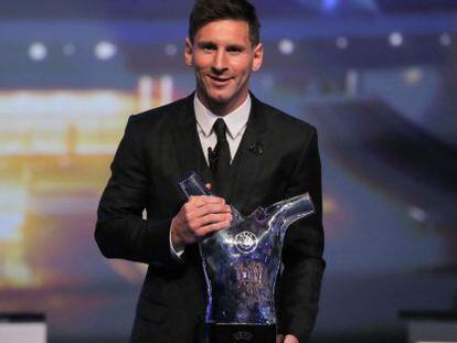 Lionel Messi recoge el trofeo de la UEFA.