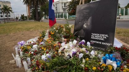 Un altar con flores como homenaje al presidente Jovenel Moïse, frente al Palacio Nacional, en Puerto Príncipe.