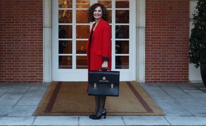 La portavoz del Ejecutivo y ministra de Hacienda, María Jesús Montero, a la entrada del primer Consejo de Ministros este martes.