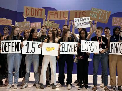 Jóvenes activistas piden en la cumbre del clima de Sharm el Sheij que se defienda el objetivo de los 1,5 grados y un acuerdo de pérdidas y daños.