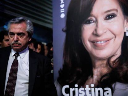 El candidato a presidente, Alberto Fernández, con un cartel de Cristina Fernández.