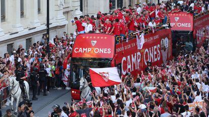 Los aficionados del Sevilla celebran el título.