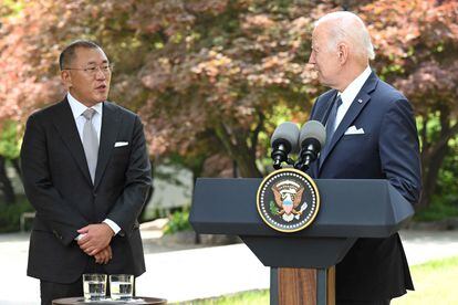 Joe Biden, con el presidente de Hyundai, Chung Eui-sun, en Seúl el pasado 22 de mayo.