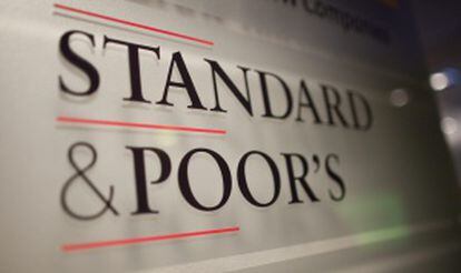 Cartel de la agencia de calificación Standard & Poor's en la sede de esta empresa en París, Francia.