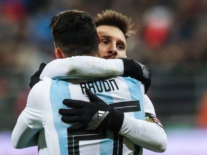 Messi abraza a Pavón durante un amistoso en Rusia.