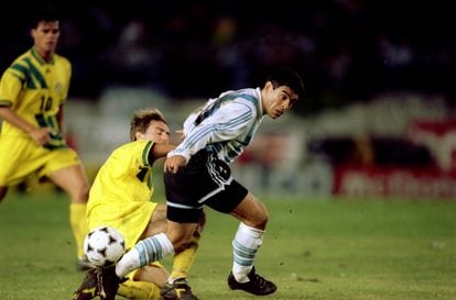 Diego Maradona desafía a Paul Wade durante la victoria de Argentina en el partido de repechaje para la clasificación del Munidal de EE UU 1994, disputado en Buenos Aires el 17 de noviembre de 1993.