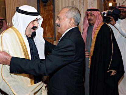 El rey saud&iacute; Abdul&aacute; saluda a Saleh hoy en Riad