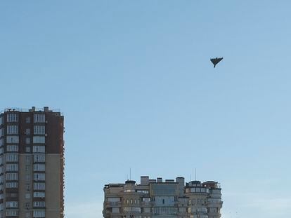 Un dron sobrevuela Kiev durante un ataque de Rusia sobre la ciudad.