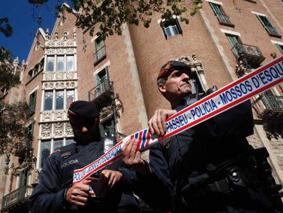 Los Mossos acordonan la zona ante la sede del Diplocat.