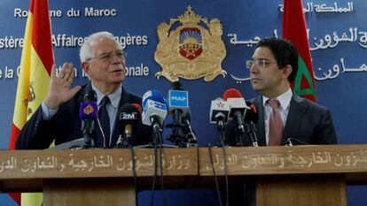 El ministro Josep Borrell (izquierda) con su homólogo marroquí, Nasser Bourita, en Rabat.