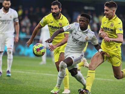 Vinicius pasa entre Albiol y Foyth durante el partido entre el Villarreal y el Real Madrid este sábado.