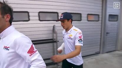 Marc Márquez con el brazo escayolado después de la caida en el GP de Portugal, este domingo.