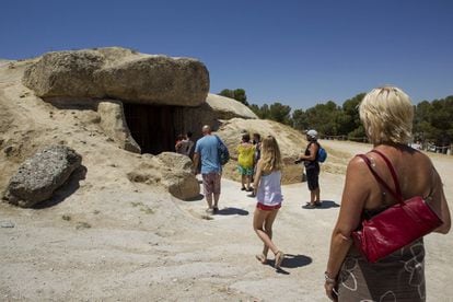 Un grupo de turistas, en el acceso a los dólmenes, uno de los atractivos culturales de Málaga.