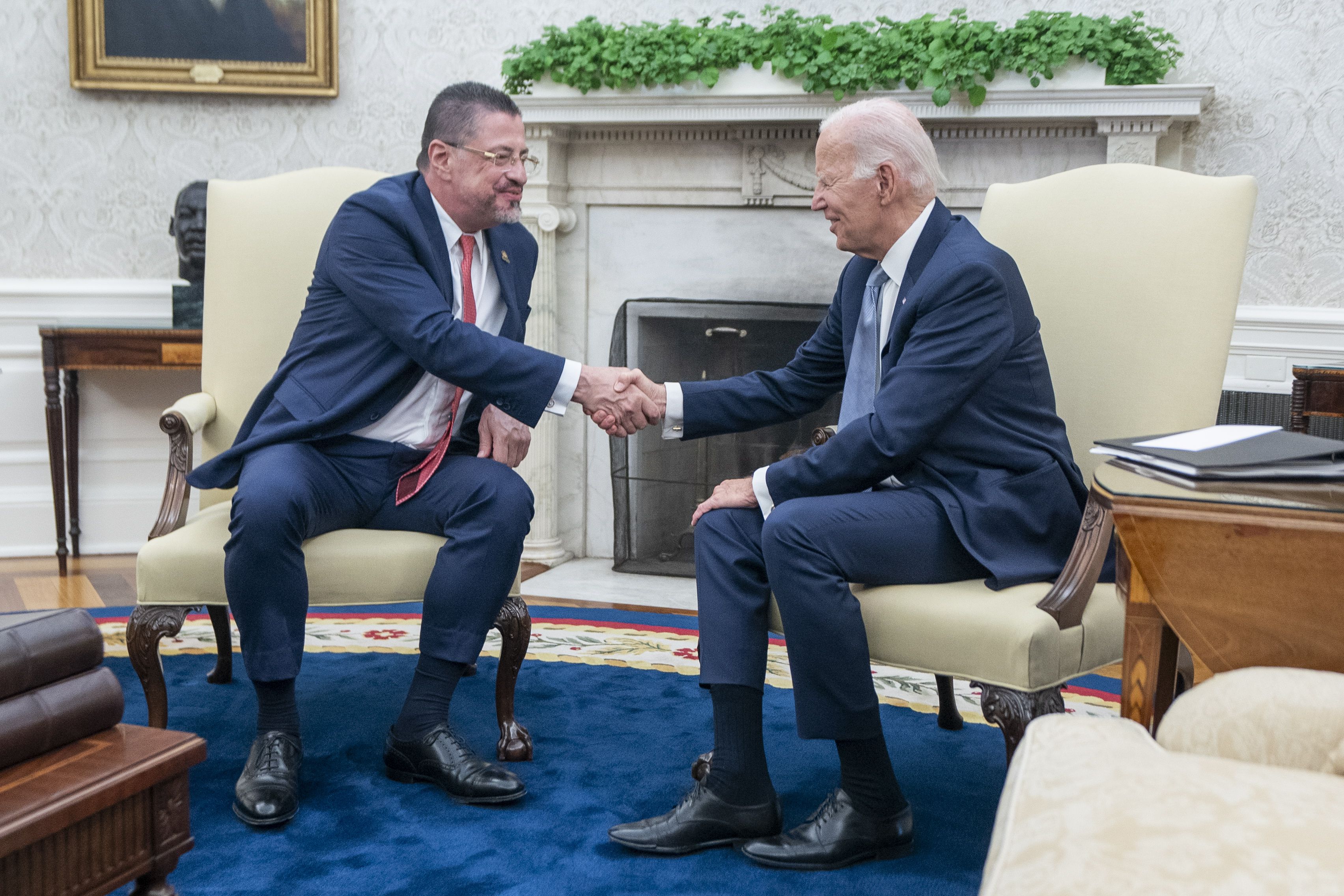 Los presidentes Rodrigo Chaves y Joe Biden se saludan el 29 de agosto en la Casa Blanca.