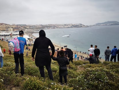 Cientos de personas continúan dirigiéndose este martes desde la localidad de Fnideq (Castillejos) para cruzar hacia Ceuta, en una avalancha de inmigrantes sin precedentes en España.