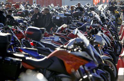 Motocicletas aparcadas a la entrada del circuito Ricardo Tormo de Cheste (Valencia).