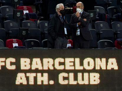 Tusquets y Elizegi en el palco del Camp Nou.