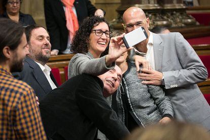 D'esquerra a dreta, Oriol Junqueras, Marta Rovira, Lluís Llach, Carme Forcadell i Raül Romeva. Els cinc diputats de Junts pel Sí s'han fet un 'selfie'.