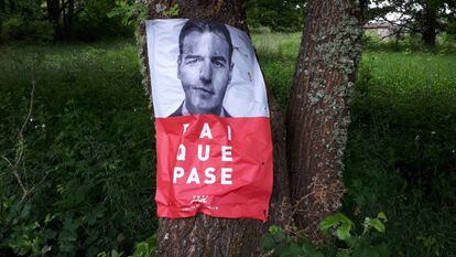 Cartel de Pedro Sánchez fotografiado y difundido por colectivos de defensa medioambiental en Ourense.