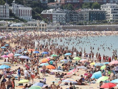 Cientos de personas alivian los efectos de las altas temperaturas este miércoles en la playa de La Concha de San Sebastián.