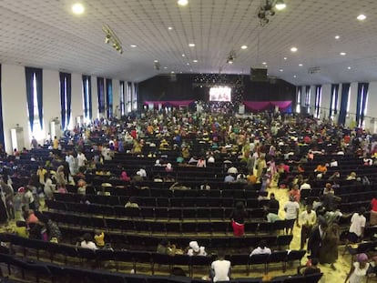 Interior de la iglesia Dunamis en Abuya, Nigeria.