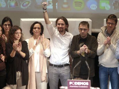 El l&iacute;der de Podemos, Pablo Iglesias (c), junto a los miembros de su equipo, Tania Gonz&aacute;lez (i), Carolina Bescansa (2&ordf;i), &Iacute;&ntilde;igo Errej&oacute;n (d) y Juan Carlos Monedero (2&ordm;d), en una imagen de archivo.