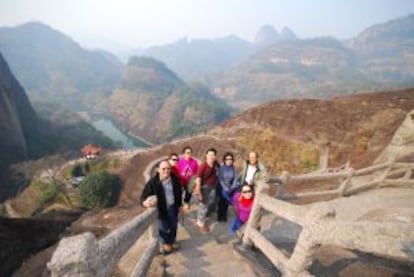 Turistas en el pico Tianyou,provincia de Fujian, China.