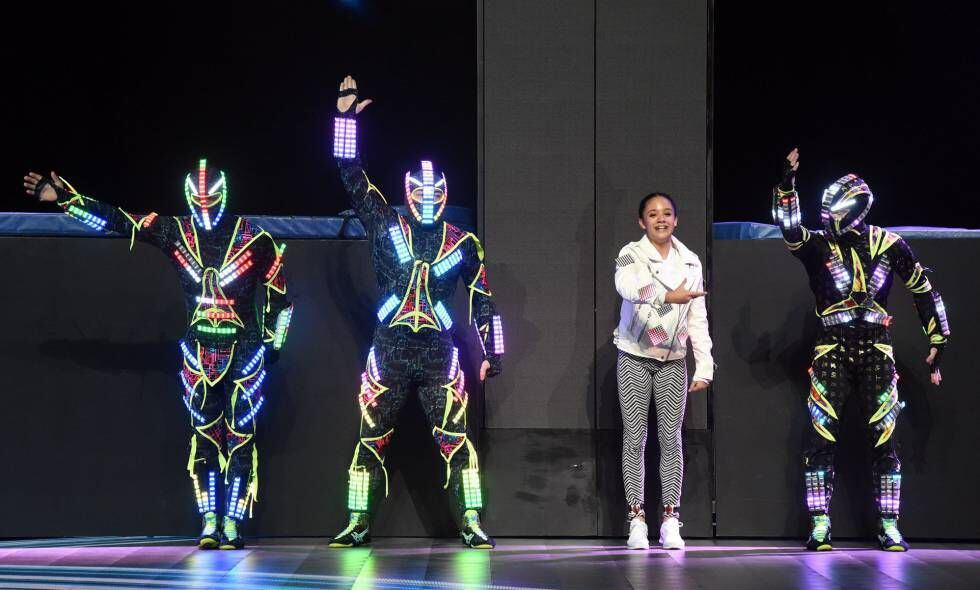 Humanos y humanoides bailando en la conferencia de Intel en CES 2018.