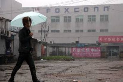 Un hombre camina junto al complejo empresarial Foxconn, en Kunshan, en la provincia china de Jiangsu. EFE/Archivo