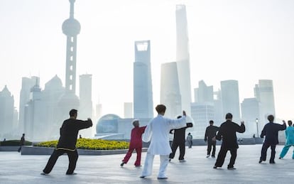 Los rascacielos de Pudong, en Shanghái, sirven de fondo a los practicantes de taichí.