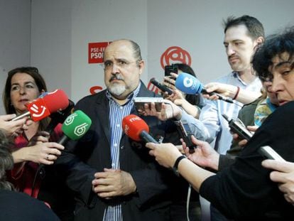 Txarli Prieto atiende a los medios informativos en la sede del PSE-EE, en Bilbao.