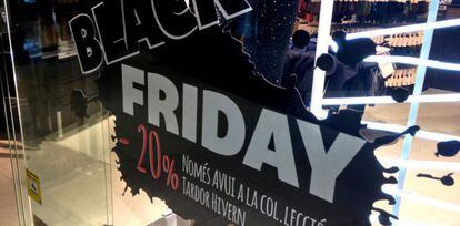 C&aacute;rtel promocional de Black Friday en un escaparate de Barcelona.